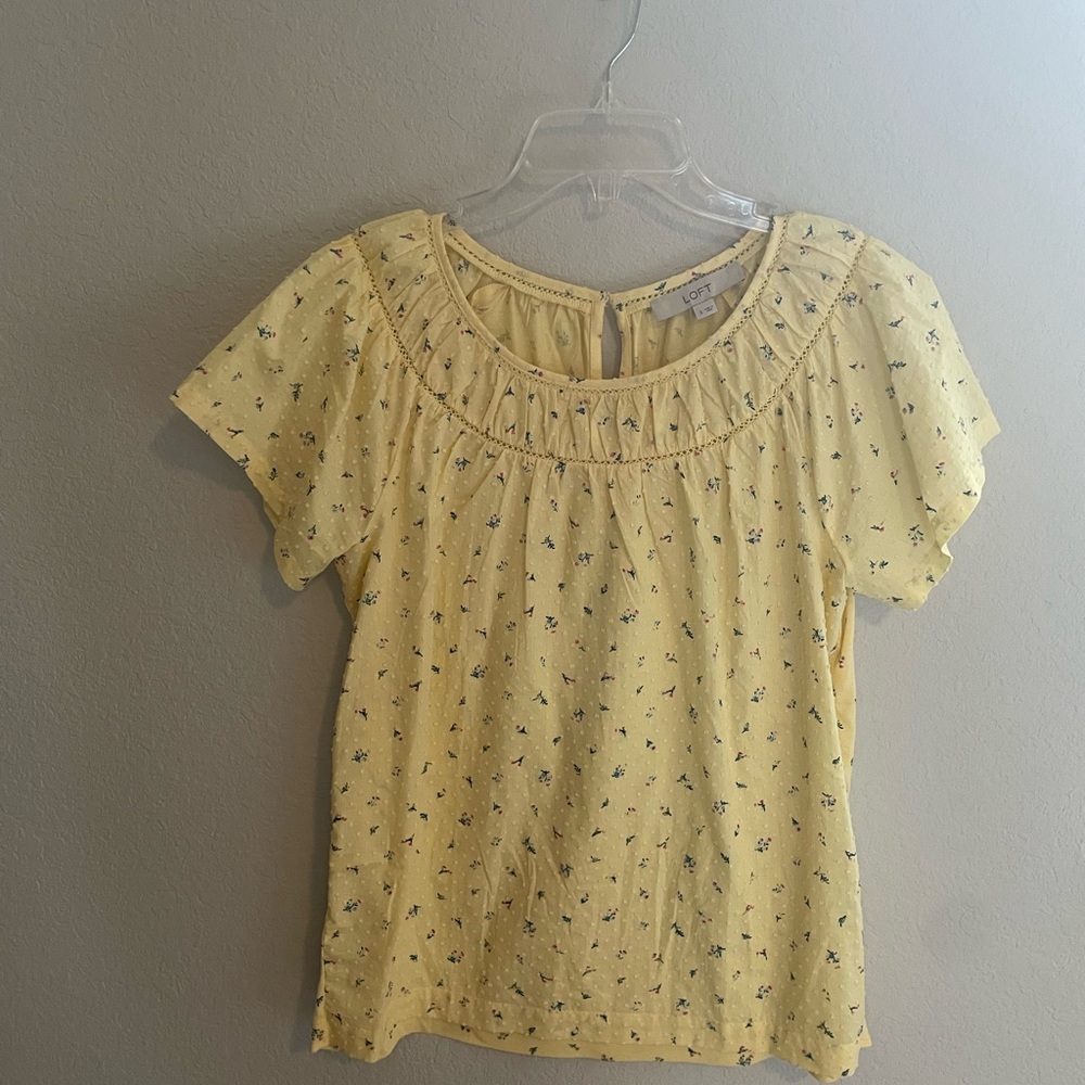 LOFT shirt sleeve peasant blouse with neck detail